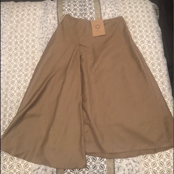 Olive brand new skirt size small in beige - Picture 1 of 3